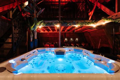 Intense Experience - Suites wellness avec piscine jacuzzi sauna billard privatifs