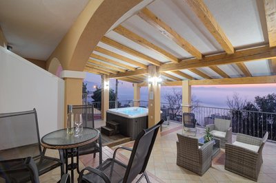 Seabreeze Apartments with Shared Jacuzzi