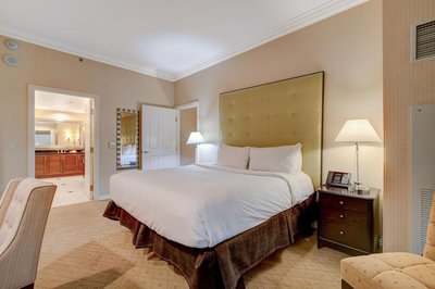 Lumiere Suite at MGM Signature Tower 1 with Balcony 5 MIN WALK FROM F1 GRANDSTAND