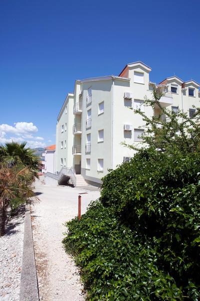 Penthouse Paulina - Large Sunny Terrace - Seaview - 250m to Beach and Restaurants - Free Parking - Trogir and Ciovo - 15 minutes to airport