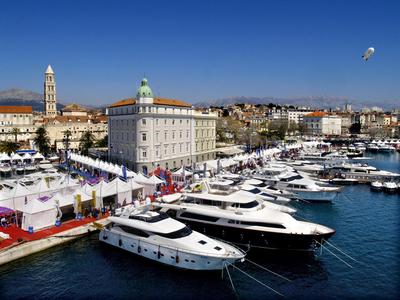 Aspalathos Centar Holiday - City center, a few minutes' walking distance to the UNESCO Palace, parking lot in front of the apartment