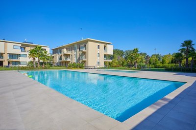 Queen Loft - Attico Moderno con Solarium Privato e Vista Piscina