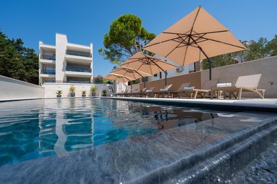 Bumblebee apartments & rooms with pool