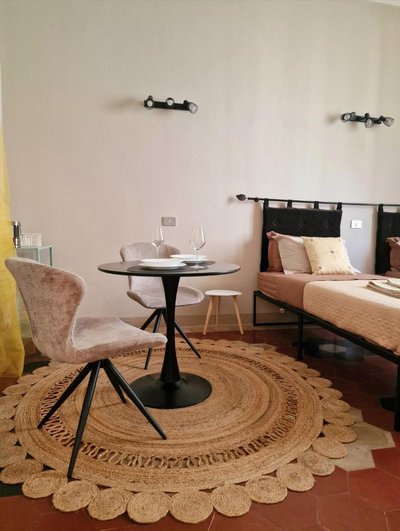 Ampia stanza con bagno privato e zona pranzo