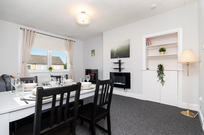 Ideal Work Stays 3BR Free Parking Sleeps 6