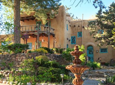 Inn of the Turquoise Bear, Billede 2