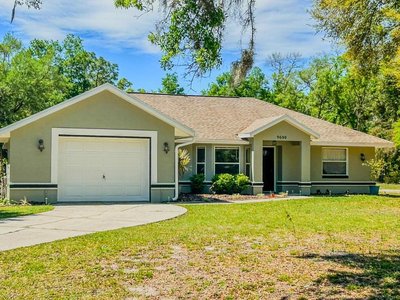Private Room at Crystal River Retreat with Salt Water Pool
