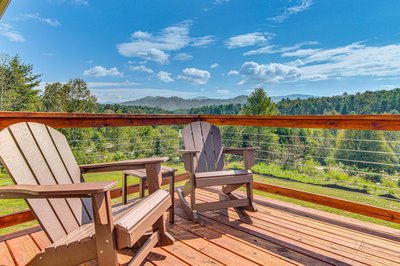 5 Mi to Dtwn, Stunning Views: Weaverville Retreat!