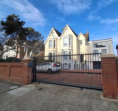 By-the-Beach, Sea view 2 bedroom Loft Studio Apartment & Free Parking