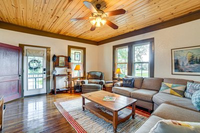 Walk to Downtown: The Porch Swing Cottage
