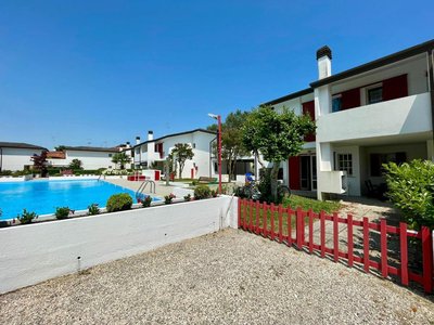 Terraced house with garden and pool