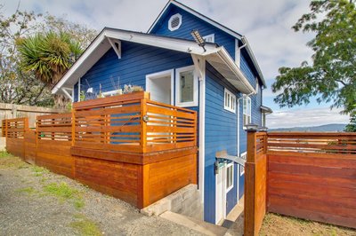 1 Mi to Dtwn Coos Bay: Sleek Apt w/ Deck & Views!