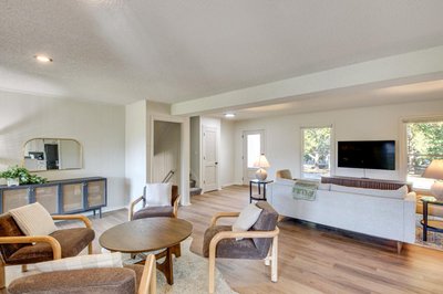 19 Mi to Kansas City: Group Retreat w/ Game Room!