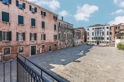 Ca' del Monastero 1 Collection Apt for 4 Guests with Balcony and Lift