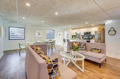 Between Restaurant & Brewery! Chic Perrysburg Apt