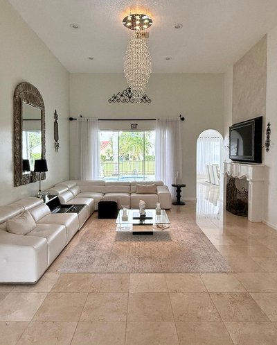Lux 4 bedroom home on lake with pool!