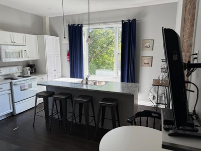 Modern 2BR W&D Wi-Fi Parking