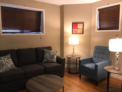 Modern 2BR Wi-Fi TV Off-Street