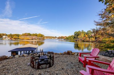 Lakefront Haven with Hot Tub and Game Room in Hickory!