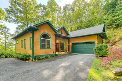Fun w/ Family! Mtn-View Cabin w/ Deck in Sylva
