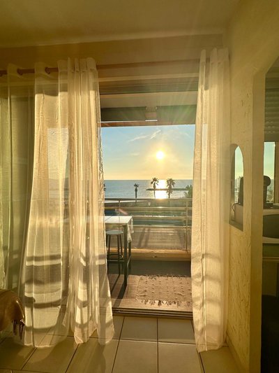 Studio climatisé front de mer avec vue mer panoramique et parking