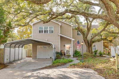 2 Mi to Atlantic Beach: Coastal Retreat w/ Deck