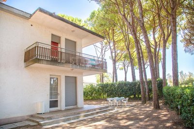 Spacious first-floor flat near the beach