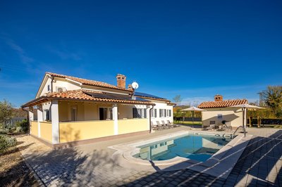 Casa Berton - Heated Saltwater Pool - Happy Rentals