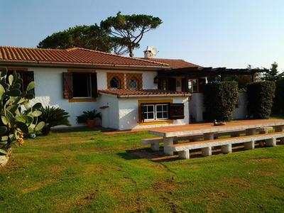 Villa con Piscina al Circeo in un oasi di parco