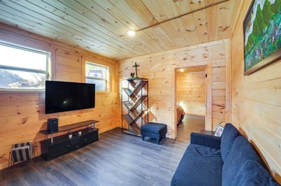 Hike, Fish, Sip and Ski Quiet Apt in Mountain City