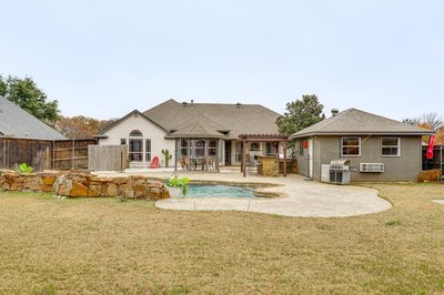 Group-Friendly Burleson Getaway w/ Outdoor Oasis