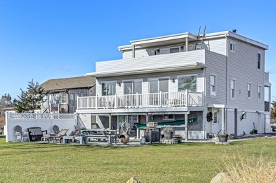 1 Block to Bellport Bay! Scenic Hamptons Hideaway