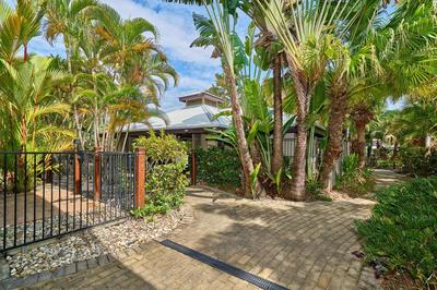 Trinity Beach Club Holiday Apartments