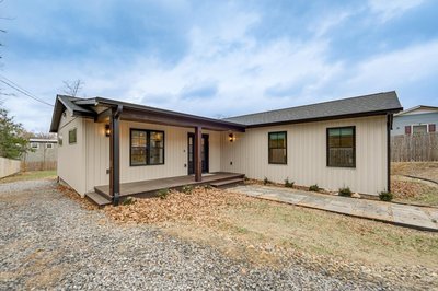 2 Mi to Lake Tomahawk Park! Quiet Escape w/ Deck