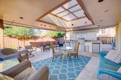 Family Home w/ Hot Tub! 2 Mi to Dtwn Riverside