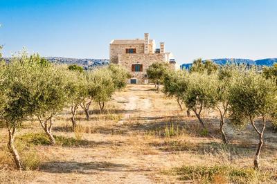 Arodamos Villa with a pool, children's games, and BBQ, perfect for 23 people!