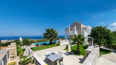 Infinity Villa with Pool, BBQ and Ping-Pong Table, 2km from the beach