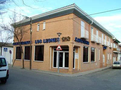 Hotel Los Leones, el más cercano a Warner