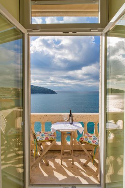 Luxury Seafront Apartment Banje