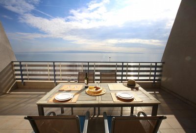 Split on the beach, 2 floors & wide terrace