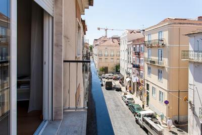JOIVY Bright 2BR Apt with River Views &balcony in Alfama, moments from Santa Apolonia train station