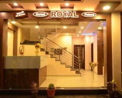 Hotel Royal Palace - 150 Meters from Mahakal Temple