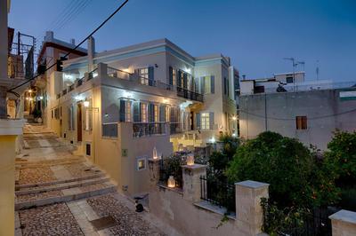 Antouanetta Apartments