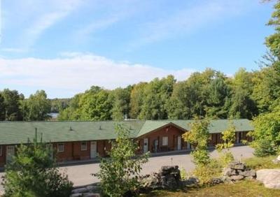 Quiet Bay Lakeside Escape