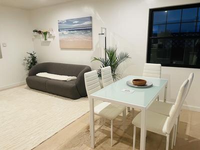 Manhattan Beach Vacation House - For solo, pair, family and business travelers
