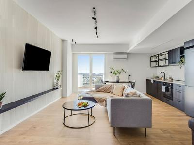 Sanders Arch - Delightful Family Apt w Balcony