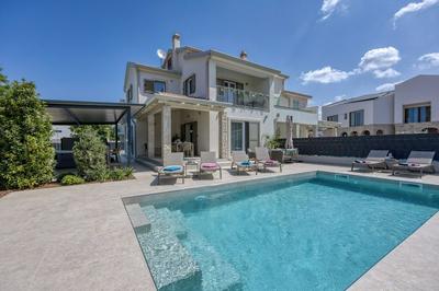 Villa Aria With Pool and Whirlpool