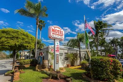 Richards Motel Courtyard