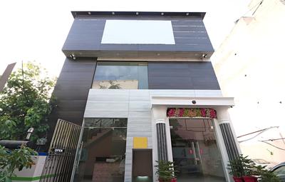 OYO 15771 4 Season Hotel