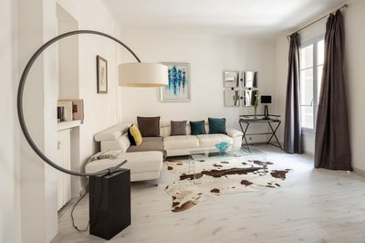Centrally Located Modern 2 Bed Apartment in Cannes With Aircon and High Ceilings and Modern Design - 696